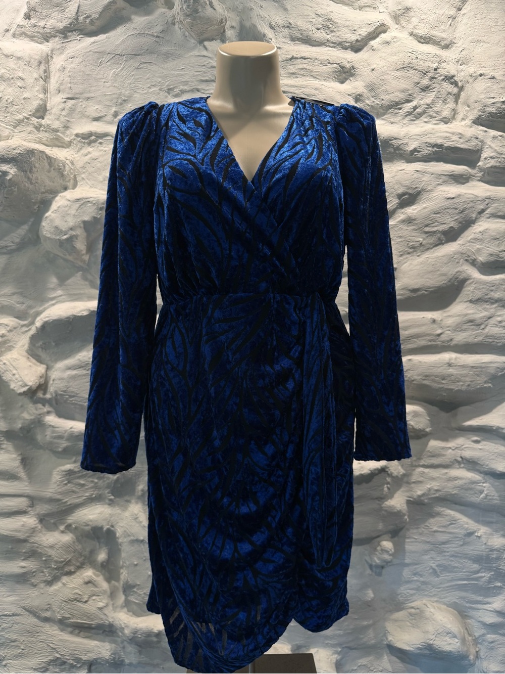 Women’s NWT Torrid Blue Velvet Wrap Midi Dress with Textured Pattern Size 14